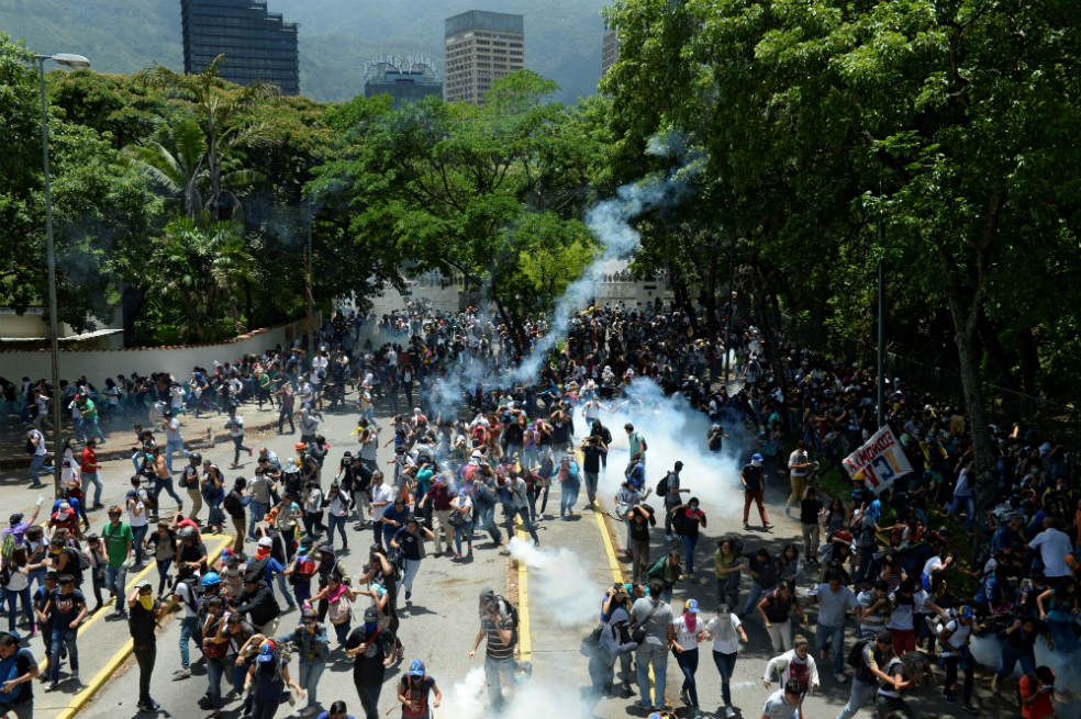 Venezuela: 37 muertos, tumban estatua de Chávez y militares inconformes habrían sido capturados