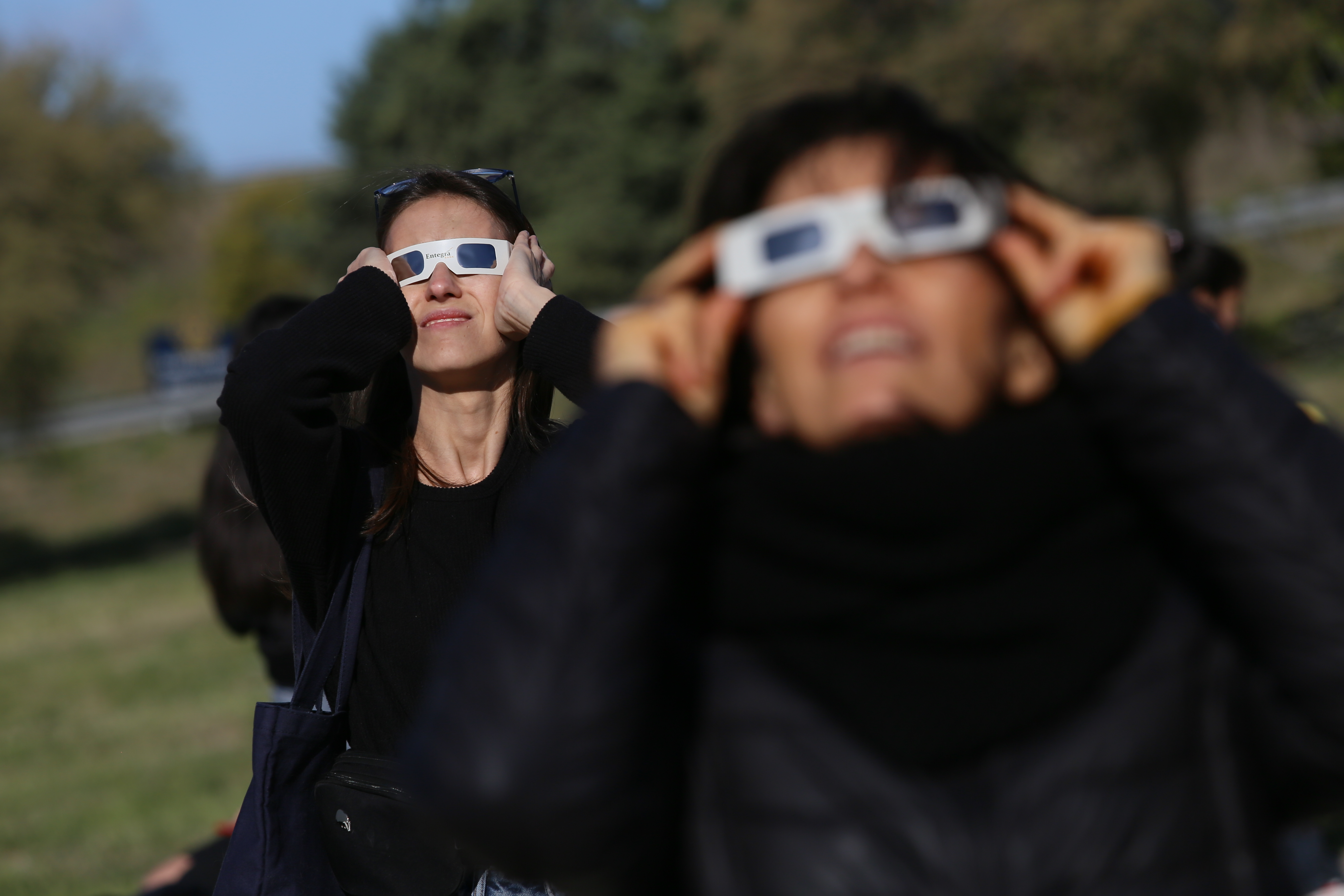 AME4284. RÍO NEGRO (ARGENTINA), 02/10/2024.- Personas observan el eclipse solar anular este miércoles, desde la Costanera de Viedma, en Río Negro al norte de la Patagonia Argentina. EFE/ Juan Macri