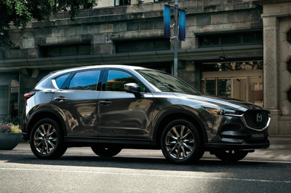 El más vendido de Mazda La favorita de todo el catálogo de Mazda para el público colombiano es la Mazda CX-5. En estos primeros dos meses del año se han matriculado 933 unidades. Este SUV se comercializa con motores 2.0 y 2.5 litros, en las siete versiones, una de ellas con tubo de presión dinámica. La versión de entrada comienza en los $96.480.000.