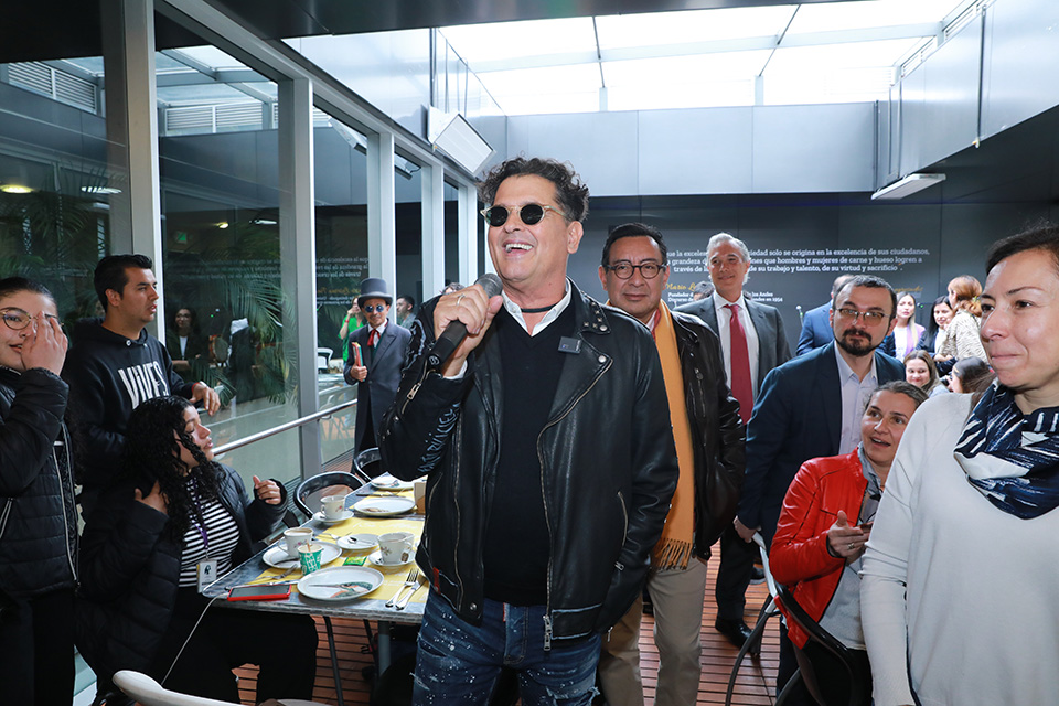 Carlos Vives dio la bienvenida al restaurante El Pico de las Cabras