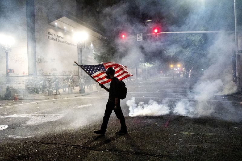 Choques violentos y saqueos en la segunda noche de protestas en Filadelfia (EE. UU.)