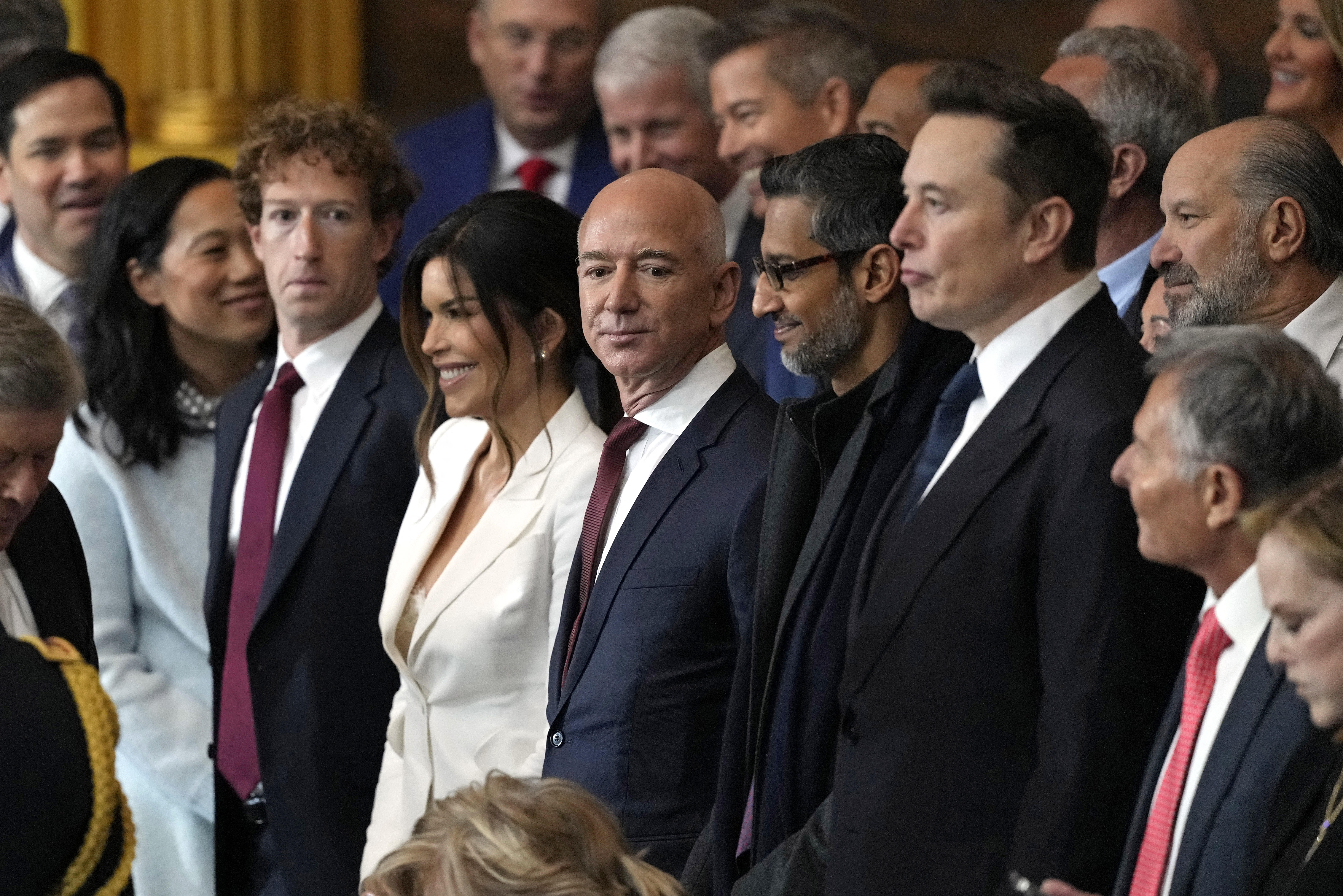 El CEO de Meta Mark Zuckerberg, Lauren Sanchez, el empresario estadounidense Jeff Bezos, el CEO de Alphabet Inc y Google Sundar Pichai y el CEO de Teska y SpaceX Elon Musk asisten a la ceremonia de investidura donde Donald Trump juramentará como el 47 ° presidente de Estados Unidos en el Capitolio de Estados Unidos.