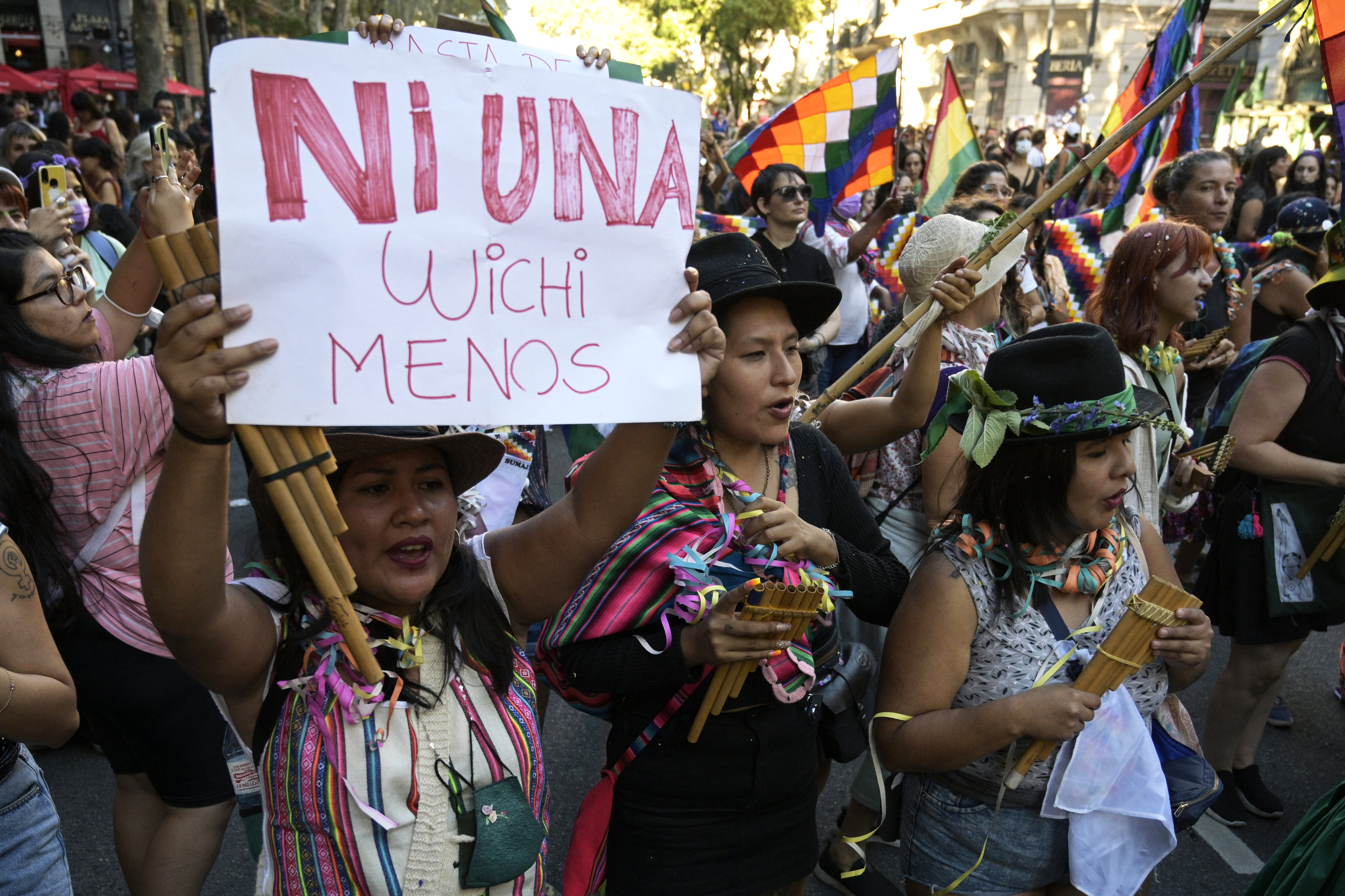 Mujeres wichí participan en una manifestación para conmemorar el Día Internacional de la Mujer en Buenos Aires. "La deuda es con nosotras" fue una de las consignas en la marcha principal que concentró a una multitud de mujeres frente al Congreso Nacional en la capital argentina.