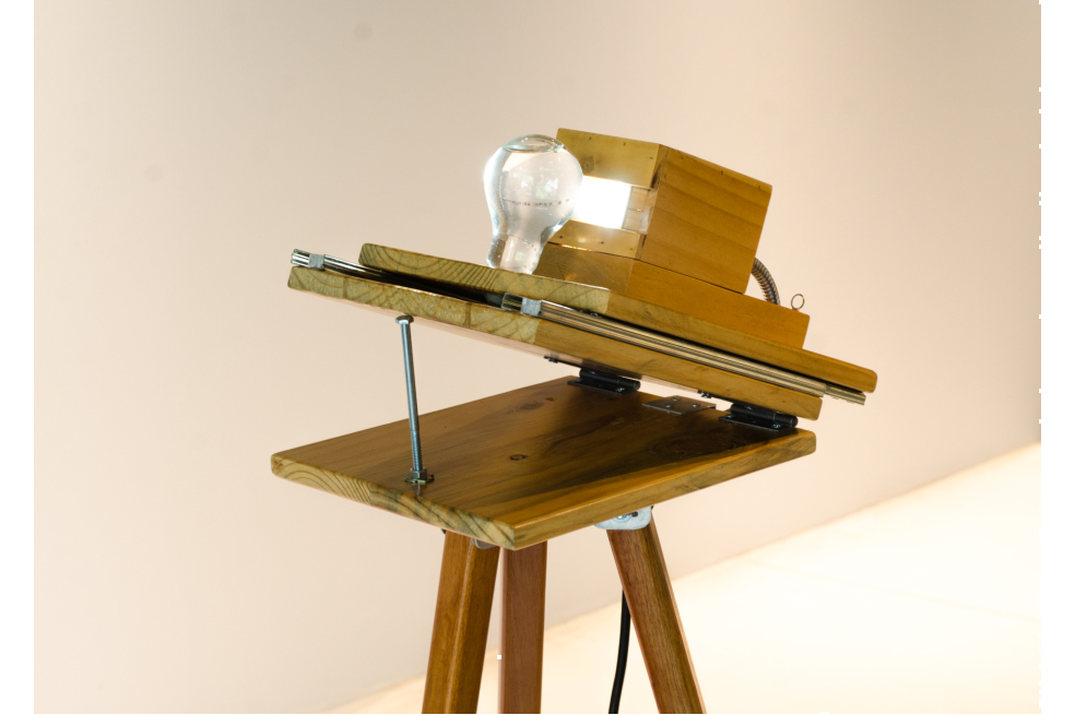 Las fotografías - en su mayoría recuperadas del álbum familiar del artista de Hebert Rodríguez - son intervenidas o instaladas en dispositivos que las descontextualizan. Hay una insistencia en crear máquinas para ver lo ilegible de esas imágenes de archivo, para arrancarles su aparente naturaleza documental.