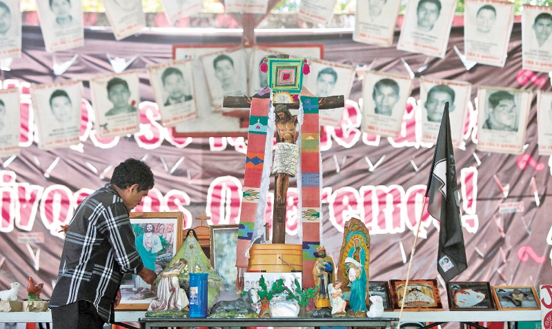 La obra de Francisco Arrieta se basa en los hechos ocurridos el 26 de septiembre de 2014 en la Escuela Normal Rural de Ayotzinapa, en México, donde los estudiantes fueron atacados por la fuerza pública y distintos grupos armados.  / EFE
