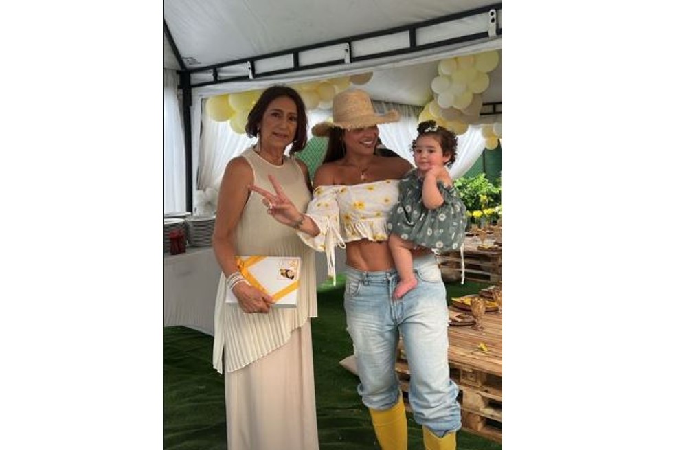 Andrea Valdiri publicó una foto de la mamá de Lowe León compartiendo con la mamá de Felipe Saruma.