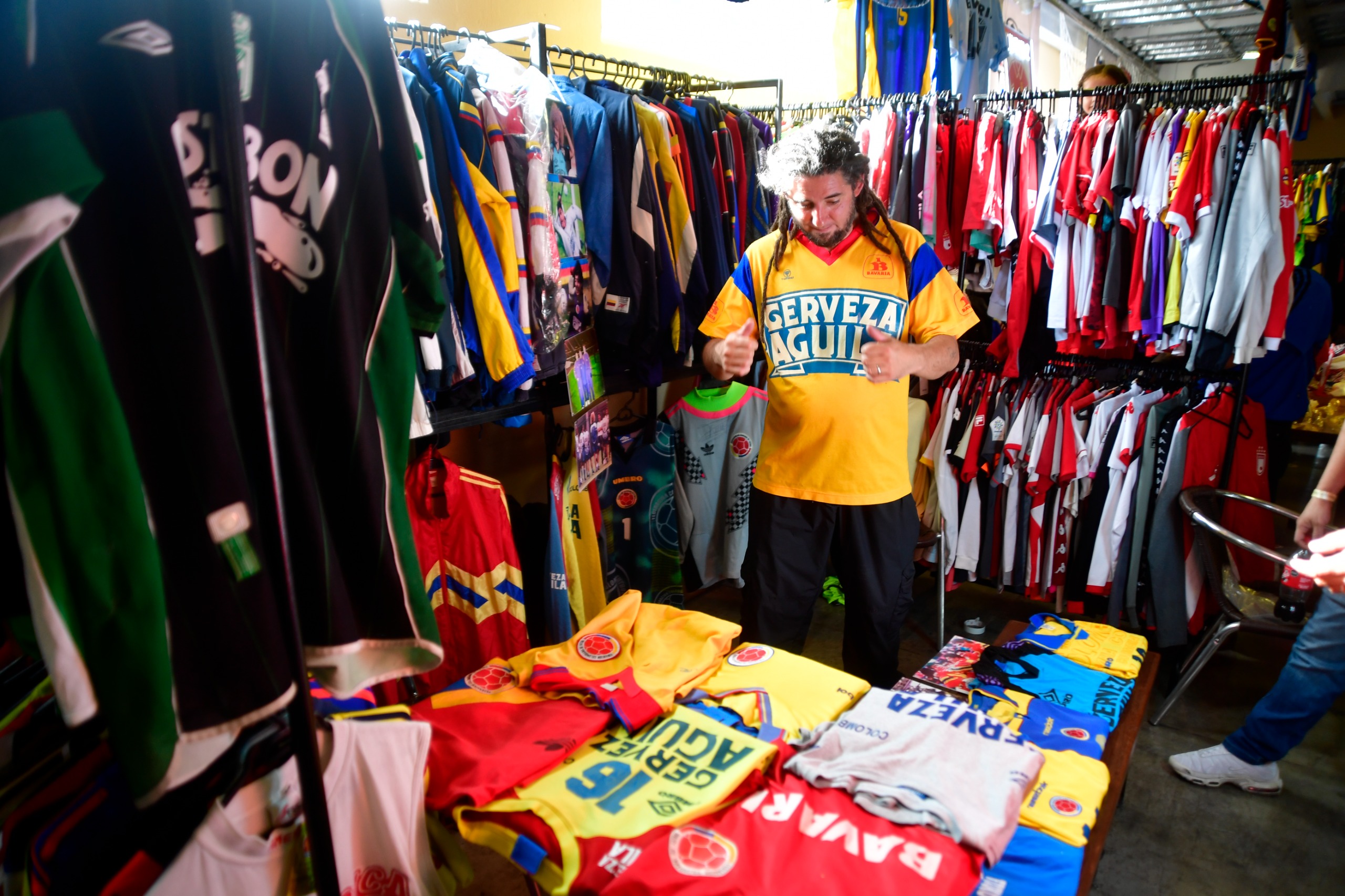 Camisetas de clubes colombianos, selecciones nacionales y equipos europeos compartieron espacio en una convención donde el fútbol funcionó como punto de encuentro entre aficionados de distintas generaciones.