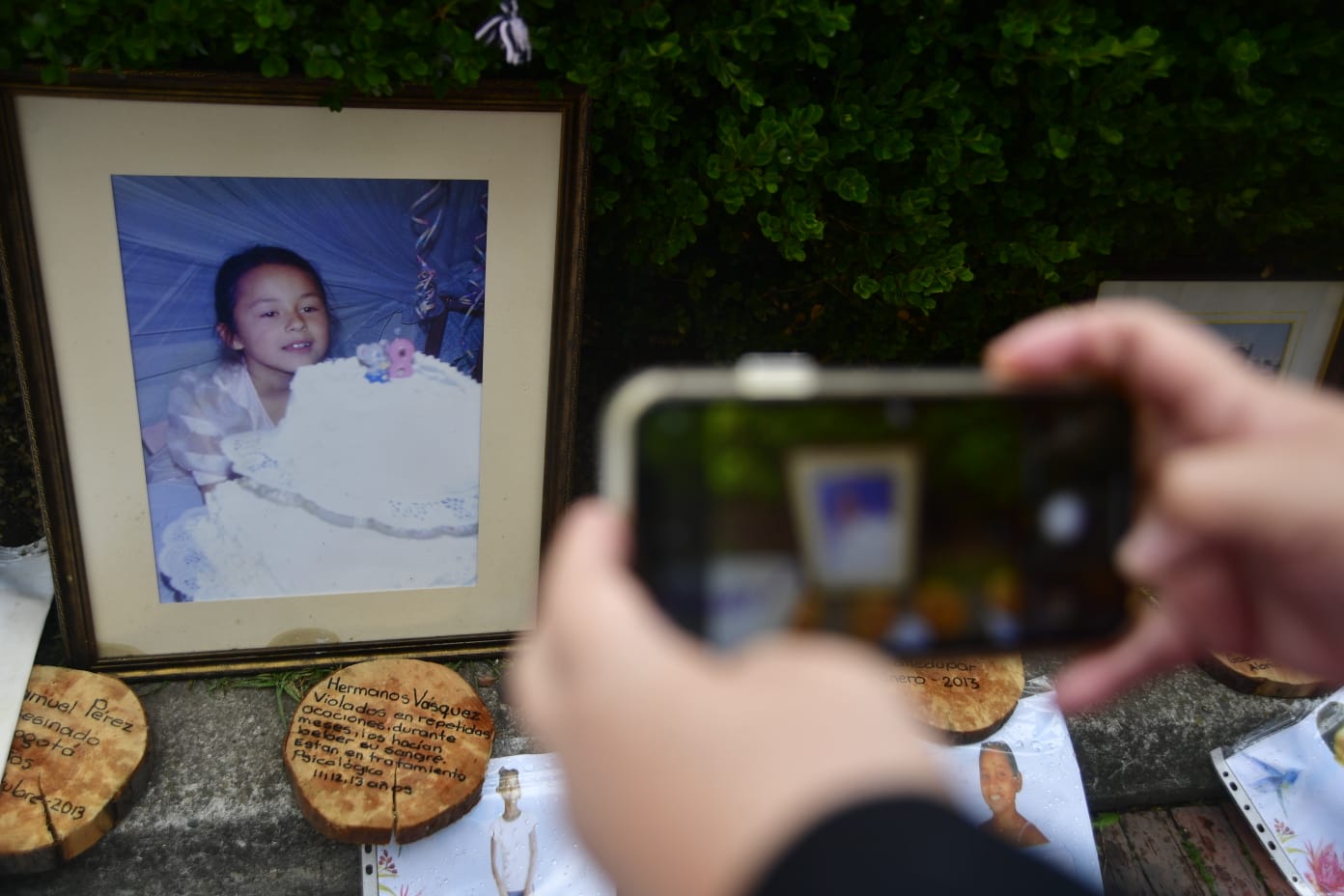 En el Jardín de la Siempreviva, en la carrera 1 con calle 19ª se realizó un homenaje a Sandra Catalina Vásquez, la niña de nueve años, que fue asesinada en una estación de Policía de Bogotá.