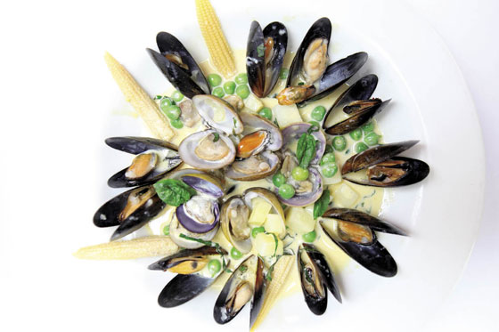 Mejillones y almejas con papa y arvejas