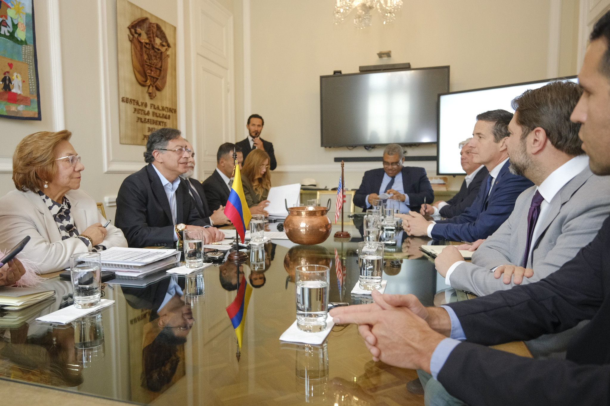Gobierno Petro congresistas Estados Unidos Bernie Moreno Rubén Gallego