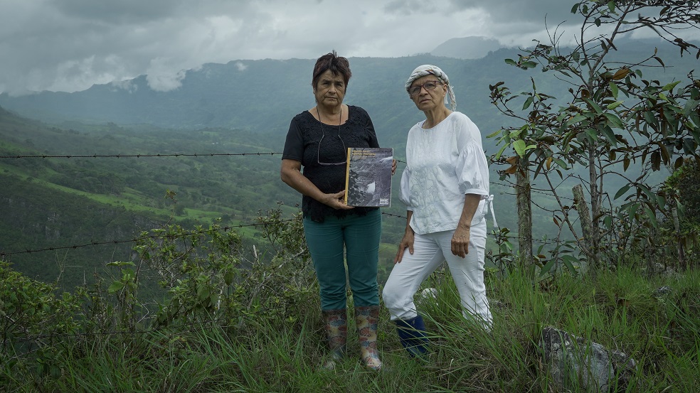 Estela Pulido y Miriam Vargas, con el primer libro de memorias que ellas ayudaron a construir.