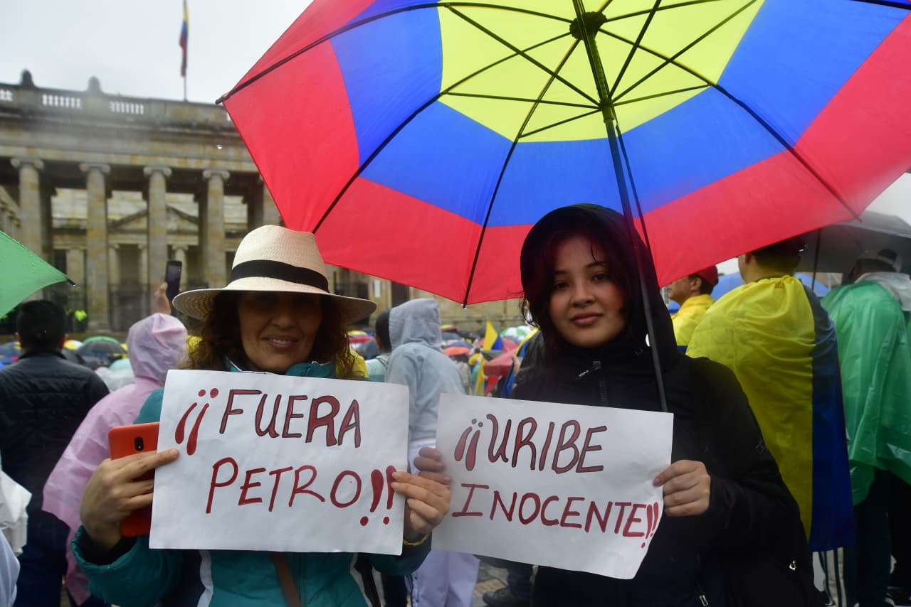 Así se viven las marchas en rechazo a la condena contra el expresidente Álvaro Uribe.