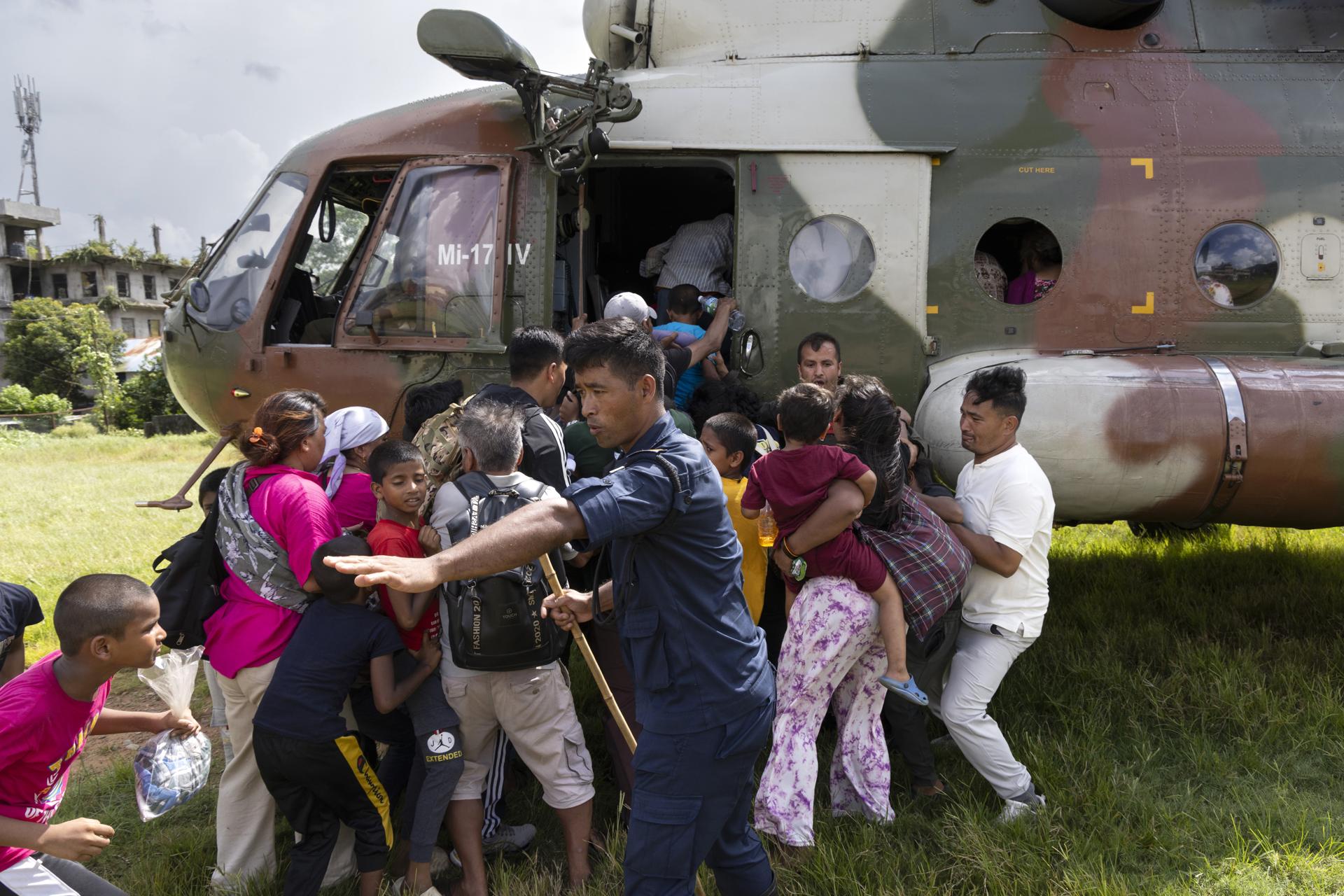 Milagro en Nepal: así fue el rescate de 350 trabajadores en un túnel tras las inundaciones