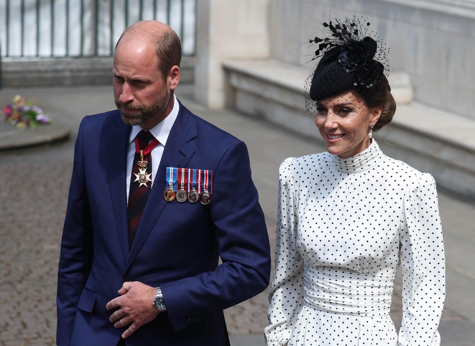 LONDON (United Kingdom), 08/05/2025.- Britain’s Prince William (L), the Prince of Wales and Catherine (R), the Princess of Wales leave after a service at Westminster Abbey in London, Britain, 08 May 2025.  Royals, Politicians and UK service personnel are attending a service to commemorate the 80th anniversary of VE Day.  (Príncipe de Gales, Princesa de Gales, Reino Unido, Londres) EFE/EPA/NEIL HALL
