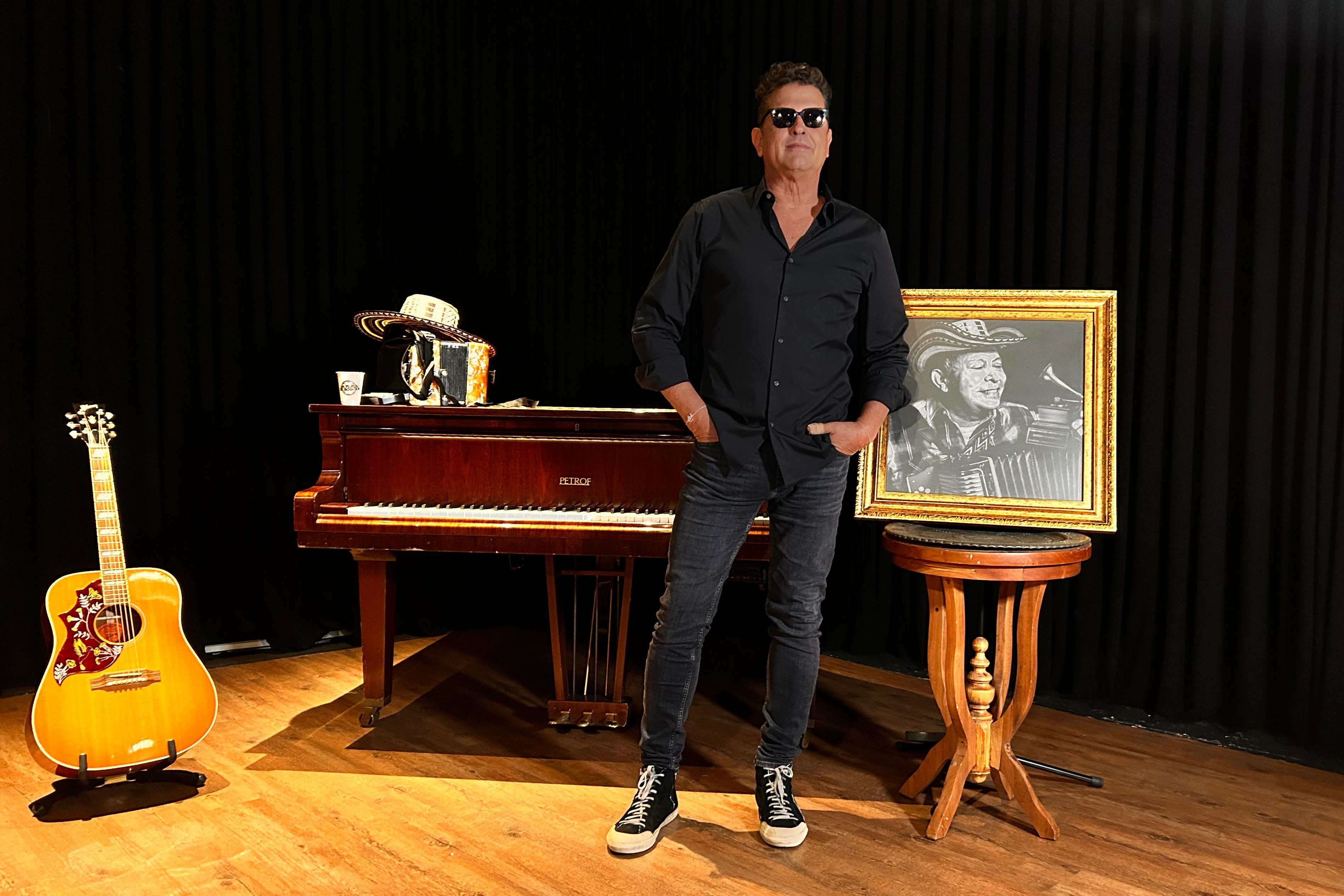 AME9409. BOGOTÁ (COLOMBIA), 21/10/2024.- El cantautor colombiano Carlos Vives posa en una rueda de prensa con motivo del fallecimiento del acordeonista Edigio Cuadrado este lunes, en Bogotá (Colombia). Vives anunció el fin de la banda La Provincia, tal como se ha conocido hasta ahora, por la muerte de Edigio Cuadrado, ocurrida este lunes en Bogotá. EFE/ Vannessa Jiménez