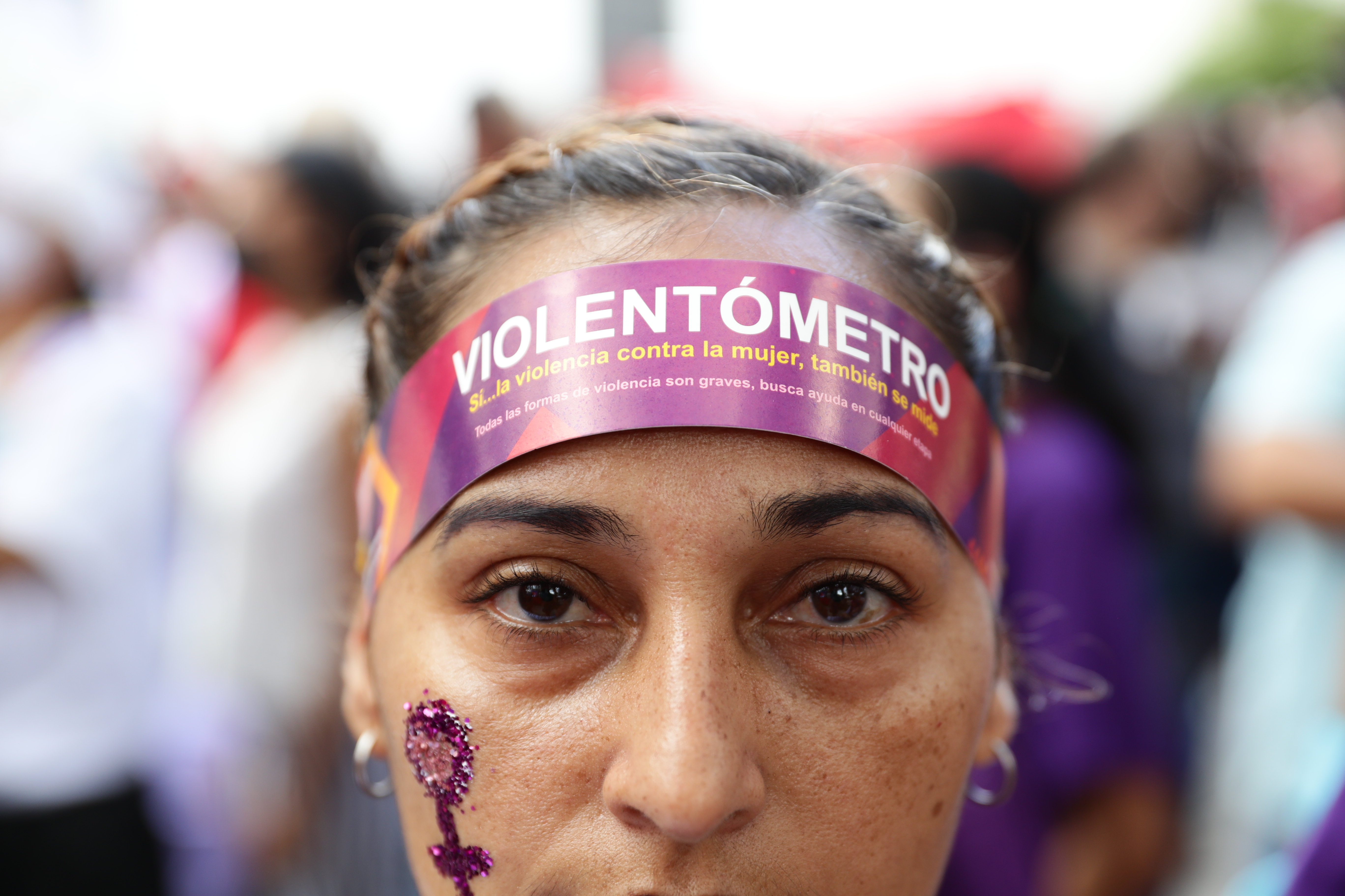 AME5920. CARACAS (VENEZUELA), 25/11/2022.- Mujeres chavistas participan de una marcha para alzar su voz en contra de la violencia a la mujer en el marco de la celebración del "25N", Día Internacional de la Eliminación de la Violencia contra las Mujeres, hoy en Caracas (Venezuela). EFE/ Rayner Peña