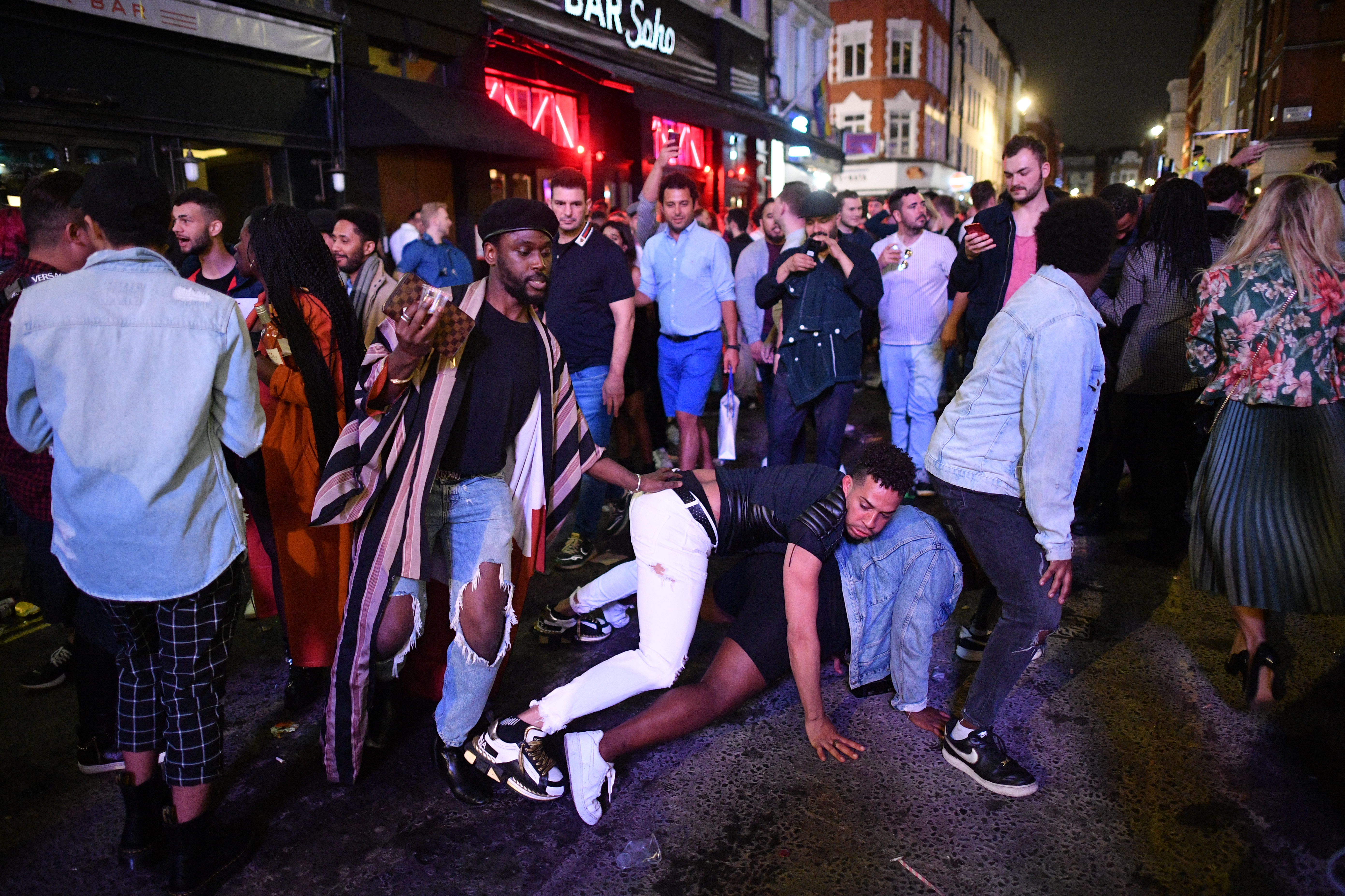 Temen reactivación de contagios por COVID-19 tras reapertura de bares en Londres