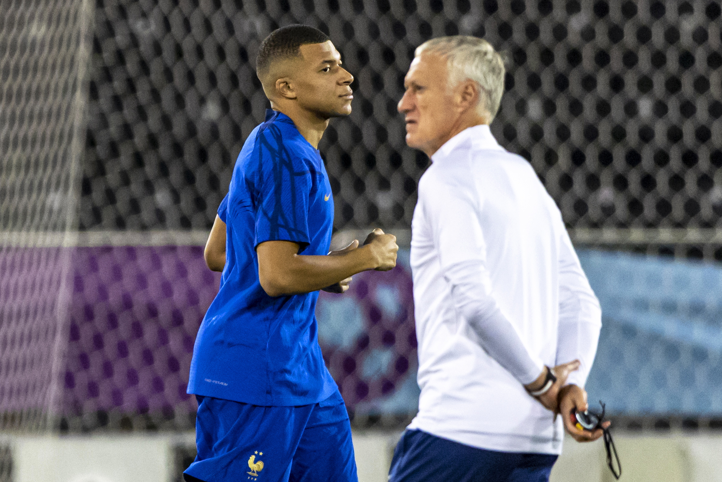 Doha (Qatar), 13/12/2022.- France's head coach Didier Deschamps (R) and Kylian Mbappe (L) attend their team's training session in Doha, Qatar, 13 December 2022. France will face Morocco in their FIFA World Cup 2022 semi final soccer match on 14 December 2022. (Mundial de Fútbol, Francia, Marruecos, Catar) EFE/EPA/MARTIN DIVISEK