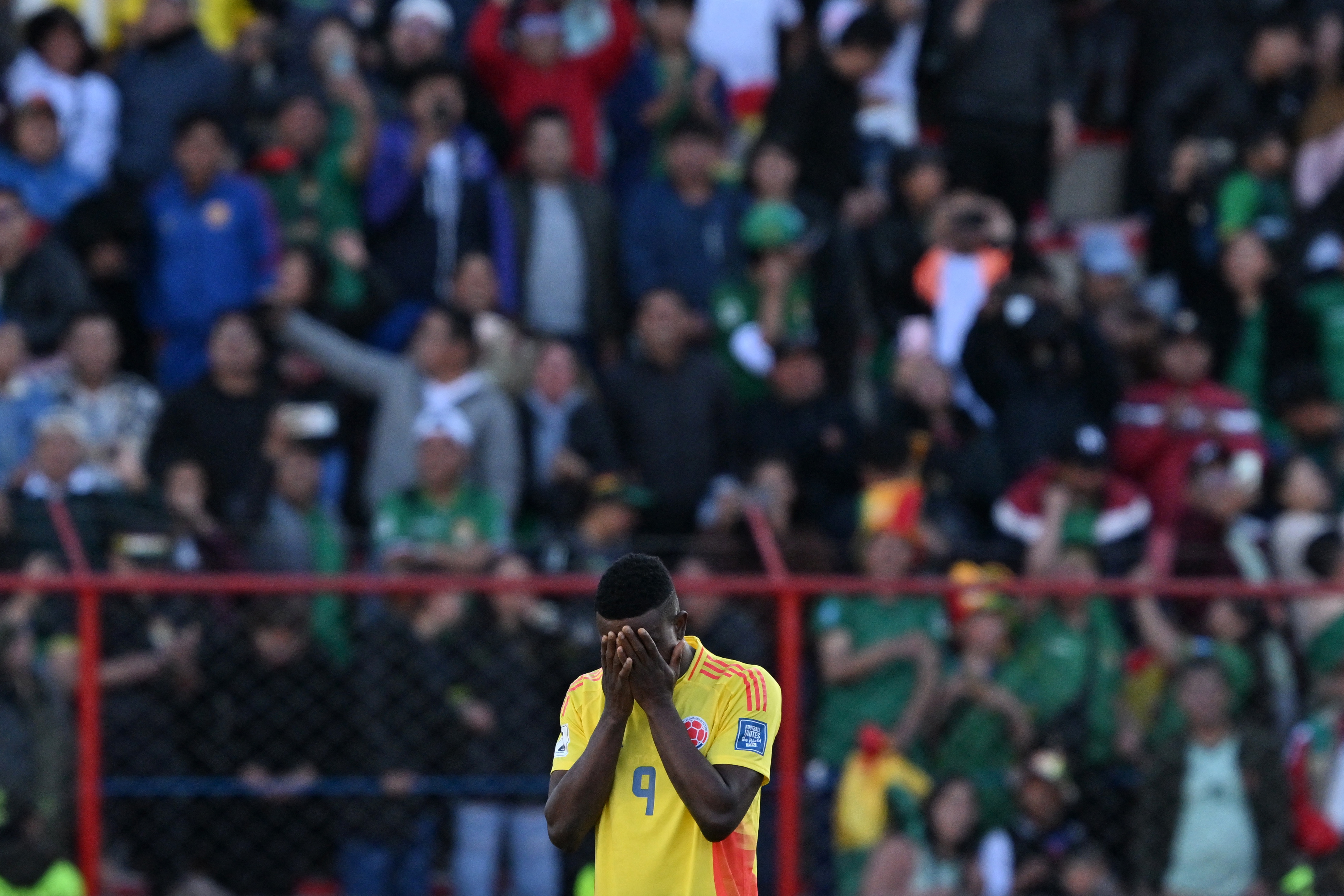 Jhon Córdoba se lamenta, mientras el público en El Alto celebra.