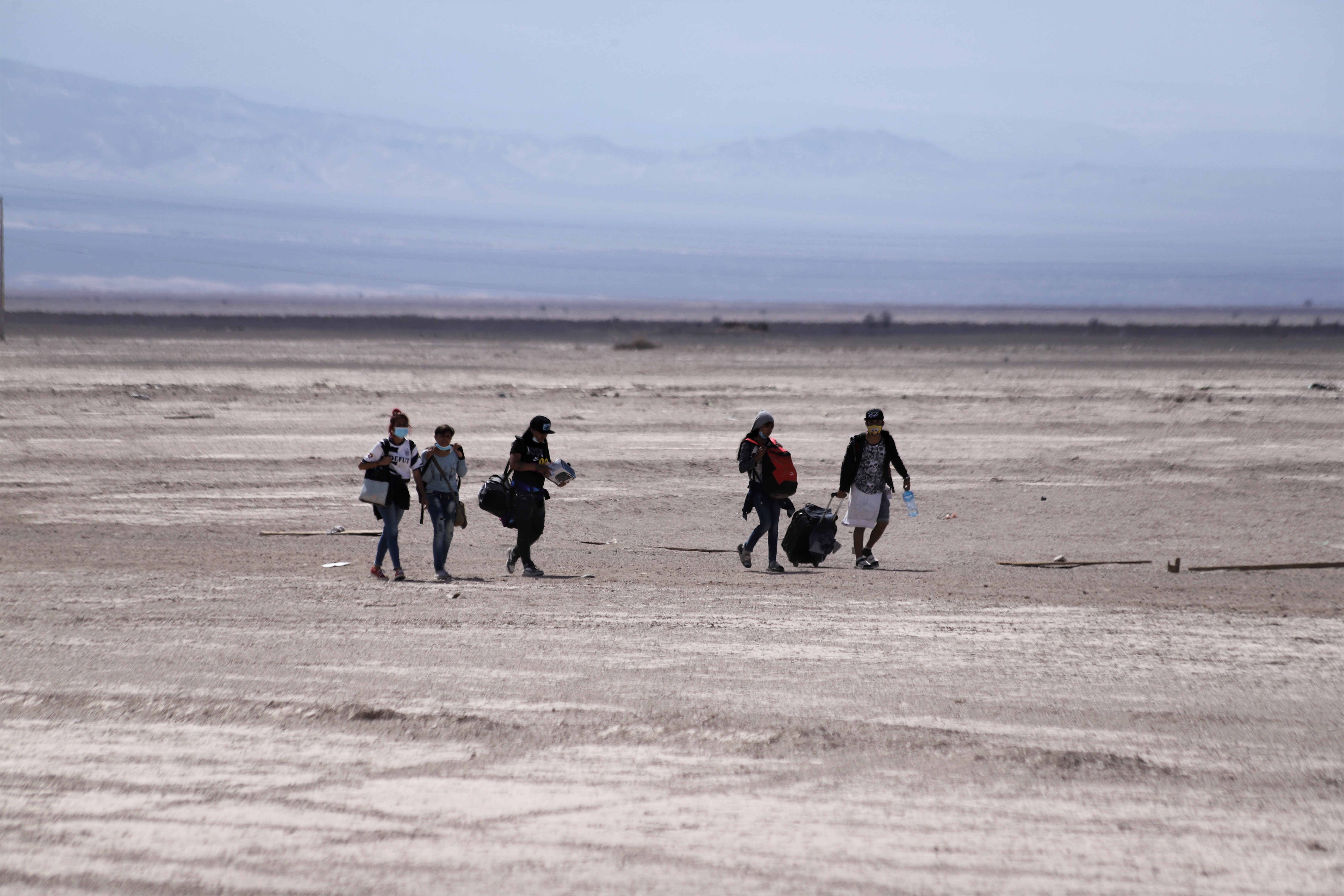 Según las autoridades chilenas, miles de inmigrantes caminan desde Bolivia por el inhóspito altiplano andino, a unos 3.600 metros de altitud, soportando temperaturas extremas y desafiando la pandemia de COVID-19