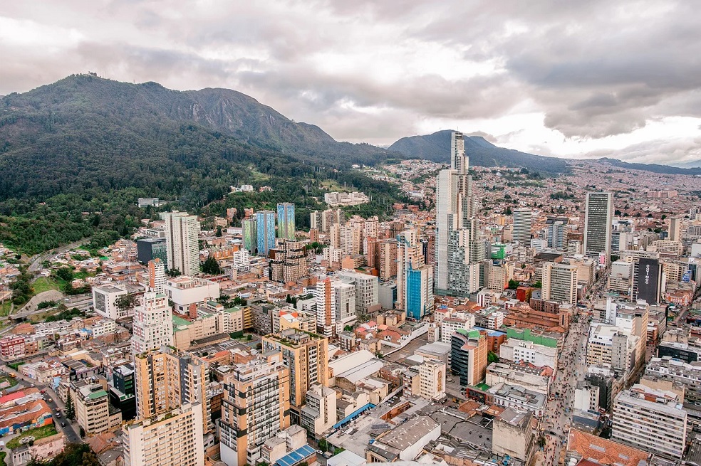 Preparan política pública para reducir la carga contaminante de los vehículos en Bogotá