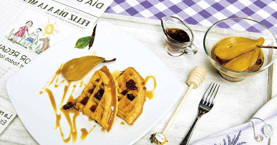 Receta para mamá: Waffles con pasas y peras pochadas