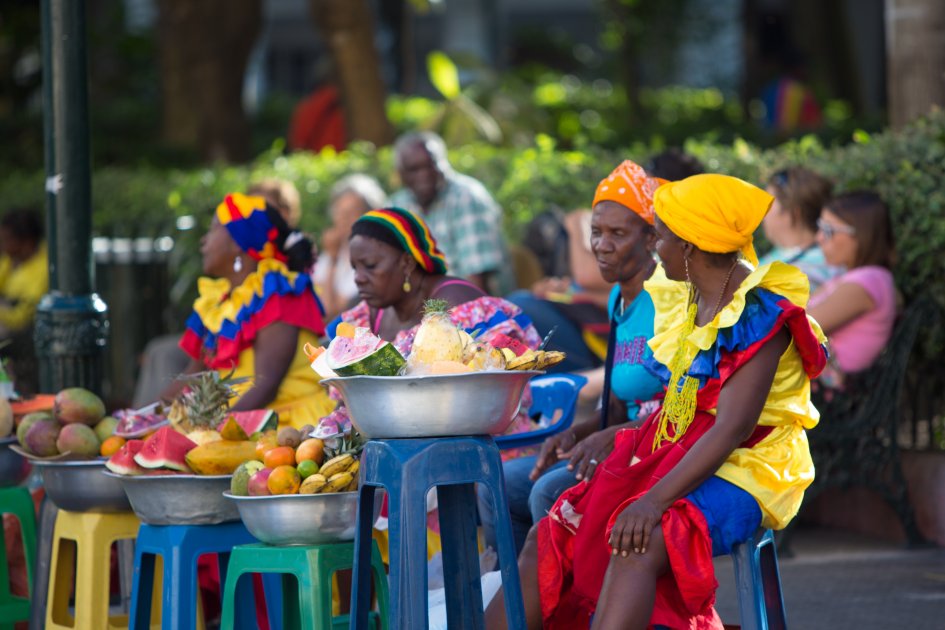 Las esquinas de la ciudad amurallada alojan a decenas de restaurantes y vendedores ambulantes que ofrecen en sus cartas las variedad gastronómica de Cartagena y el Caribe. /iStock