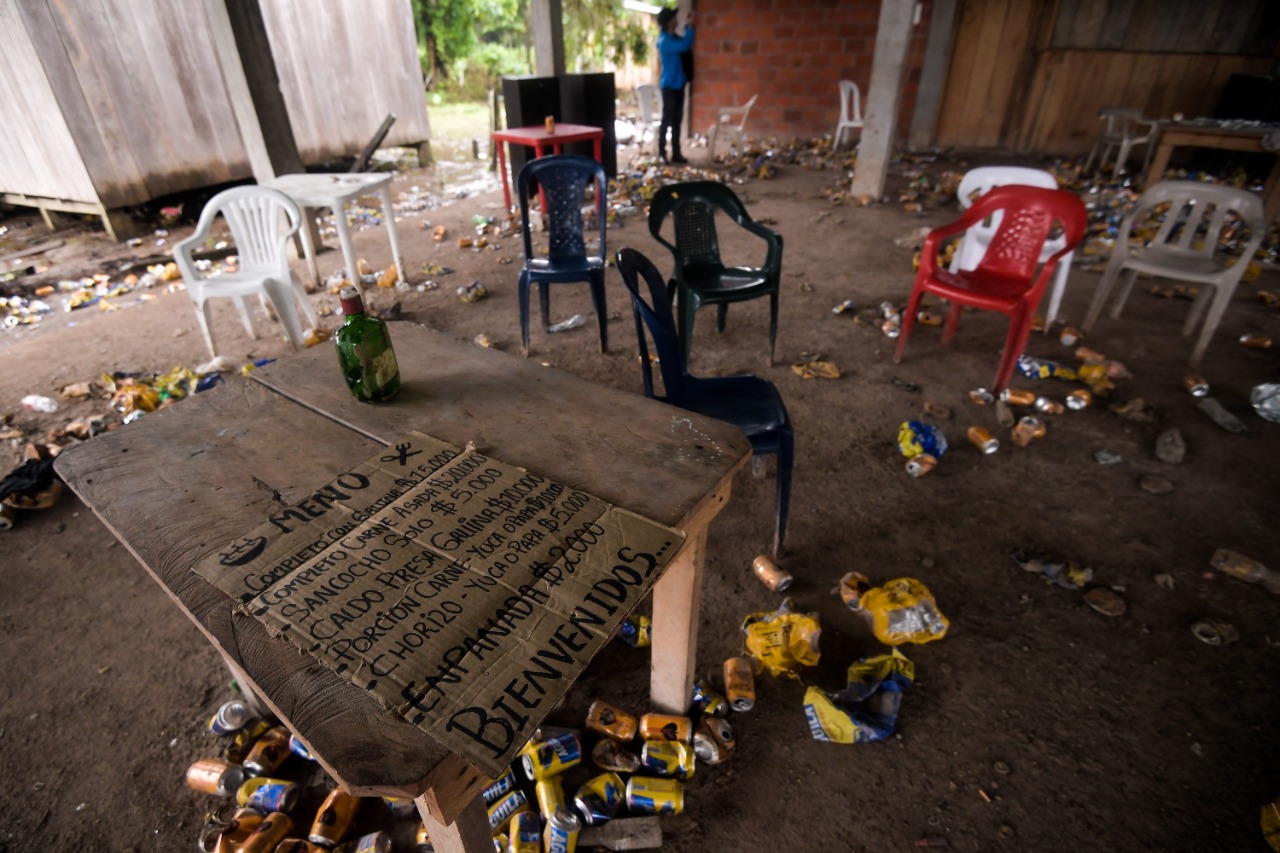 Así quedó la caseta comunal de la vereda Alto Remanso luego del ataque armado. Se veían latas de cerveza en el suelo, botellas de vidrio en el piso y un letrero en cartón con el precio de algunos alimentos: "Bienvenidos", se lee.