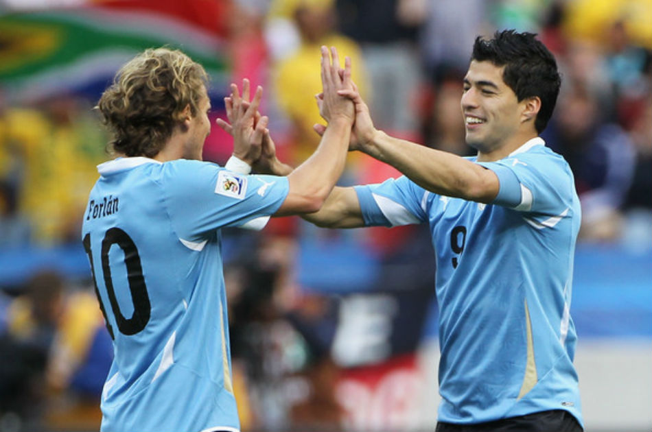 Luis Suárez igualó a Forlán como máximo goleador de Uruguay