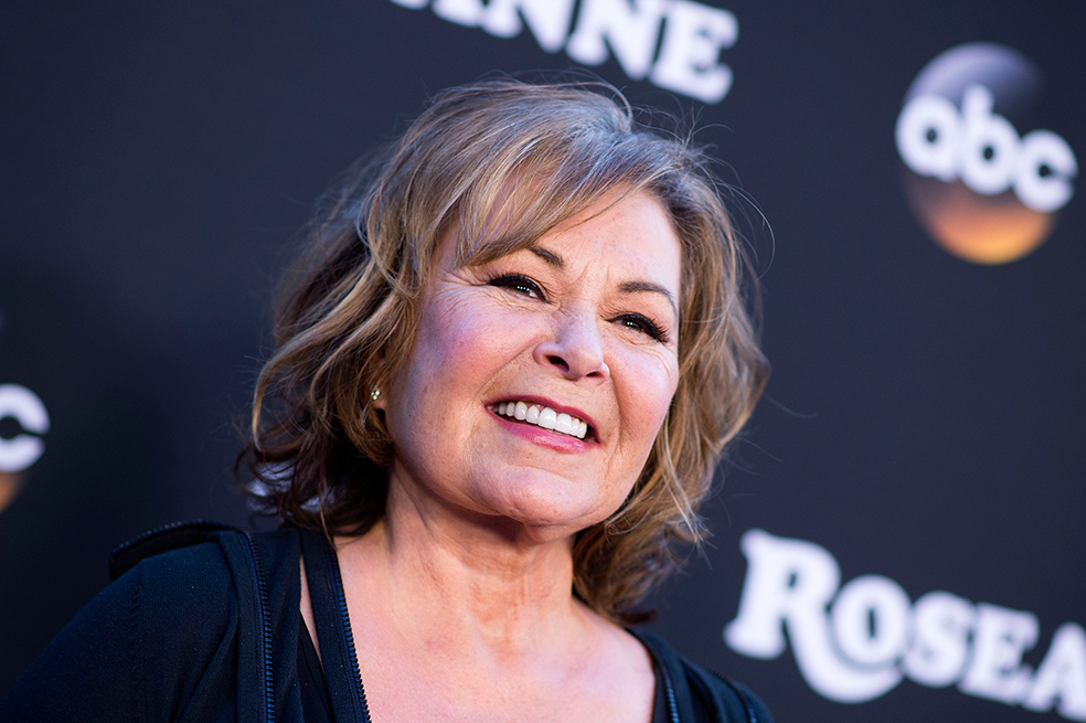 Serie «Roseanne», cancelada tras tuit racista de protagonista contra exasesora de Obama