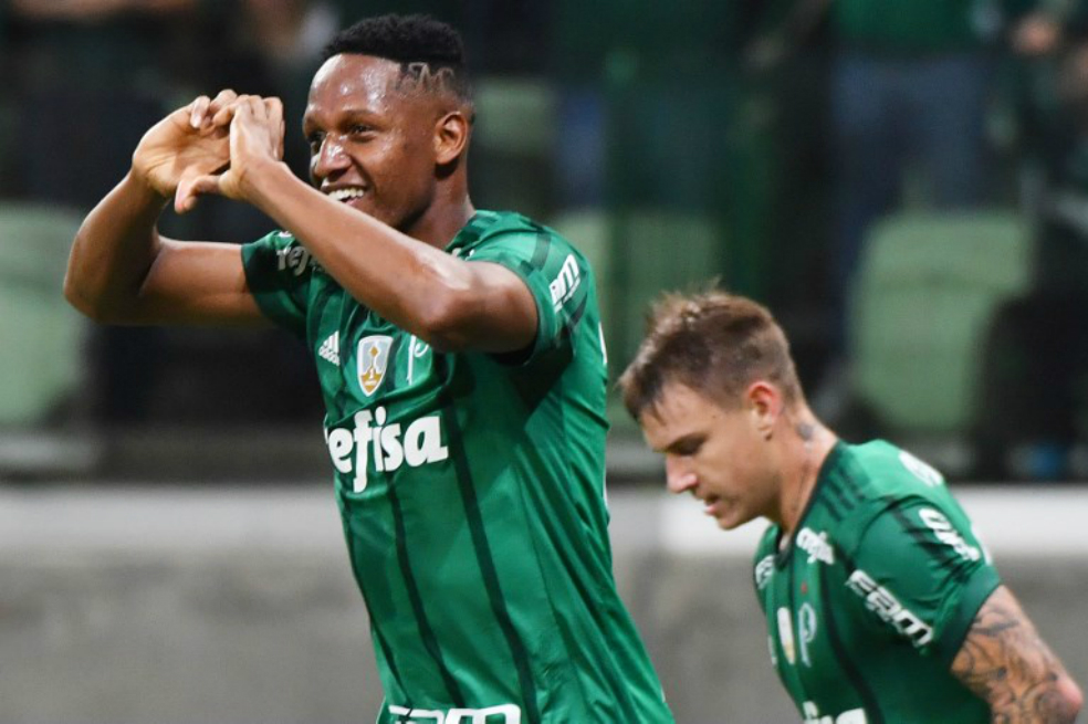 El defensor colombiano Yerry Mina celebra el tanto que convirtió este miércoles con Palmeiras. / AFP
