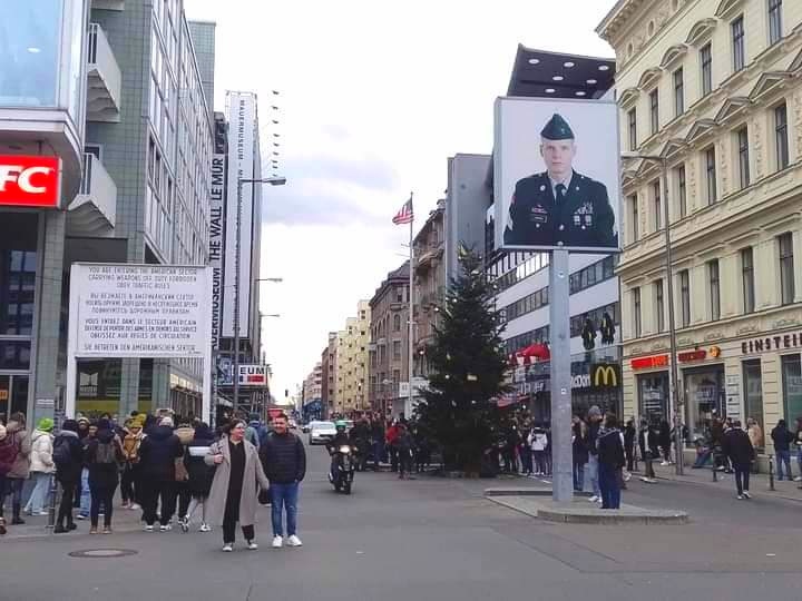 Imagen del soldado norteamericano dando la bienvenida a lo que fuera el sector occidental, una zona de total libertad