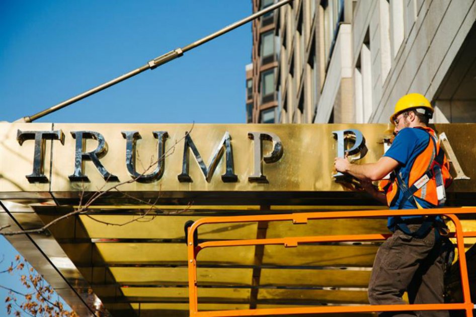 Retiran nombre de Trump de fachada de tres edificios en Nueva York