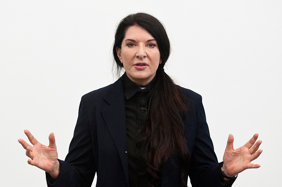 Artista Marina Abramovic y su performance para concienciar sobre el aumento del nivel del mar