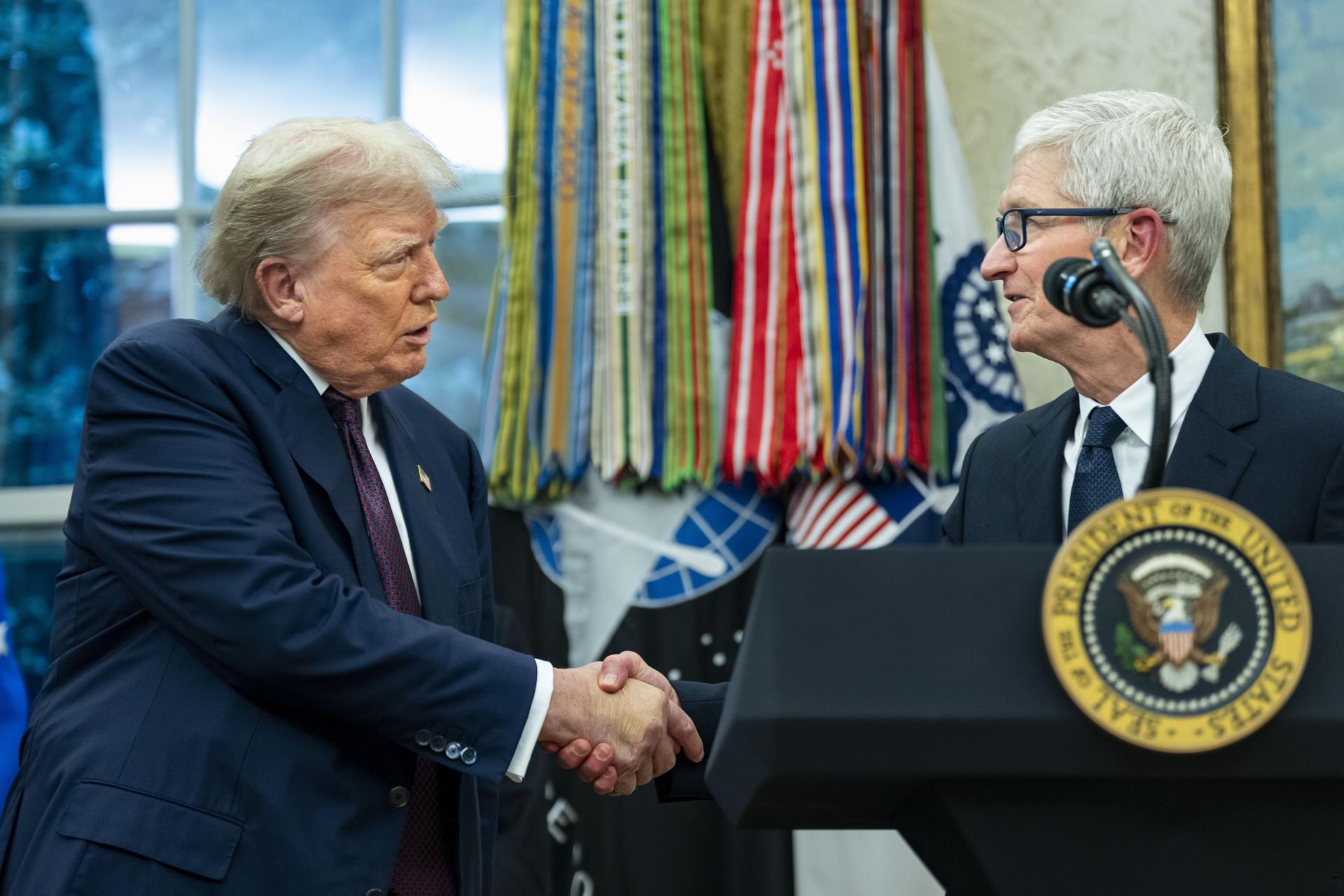 WAP20250806317. WASHINGTON (ESTADOS UNIDOS), 07/08/2025.- El presidente de Estados Unidos, Donald Trump (i) y el director ejecutivo de Apple, Tim Cook, se dan la mano este miércoles, en el Despacho Oval de la Casa Blanca en Washington (EE.UU.). Apple hizo pública en un acto con presencia del presidente Donald Trump una inversión adicional de 100.000 millones de dólares en EE.UU., elevando su compromiso total a 600.000 millones en los próximos cuatro años. EFE/EPA/BONNIE CASH / POOL
