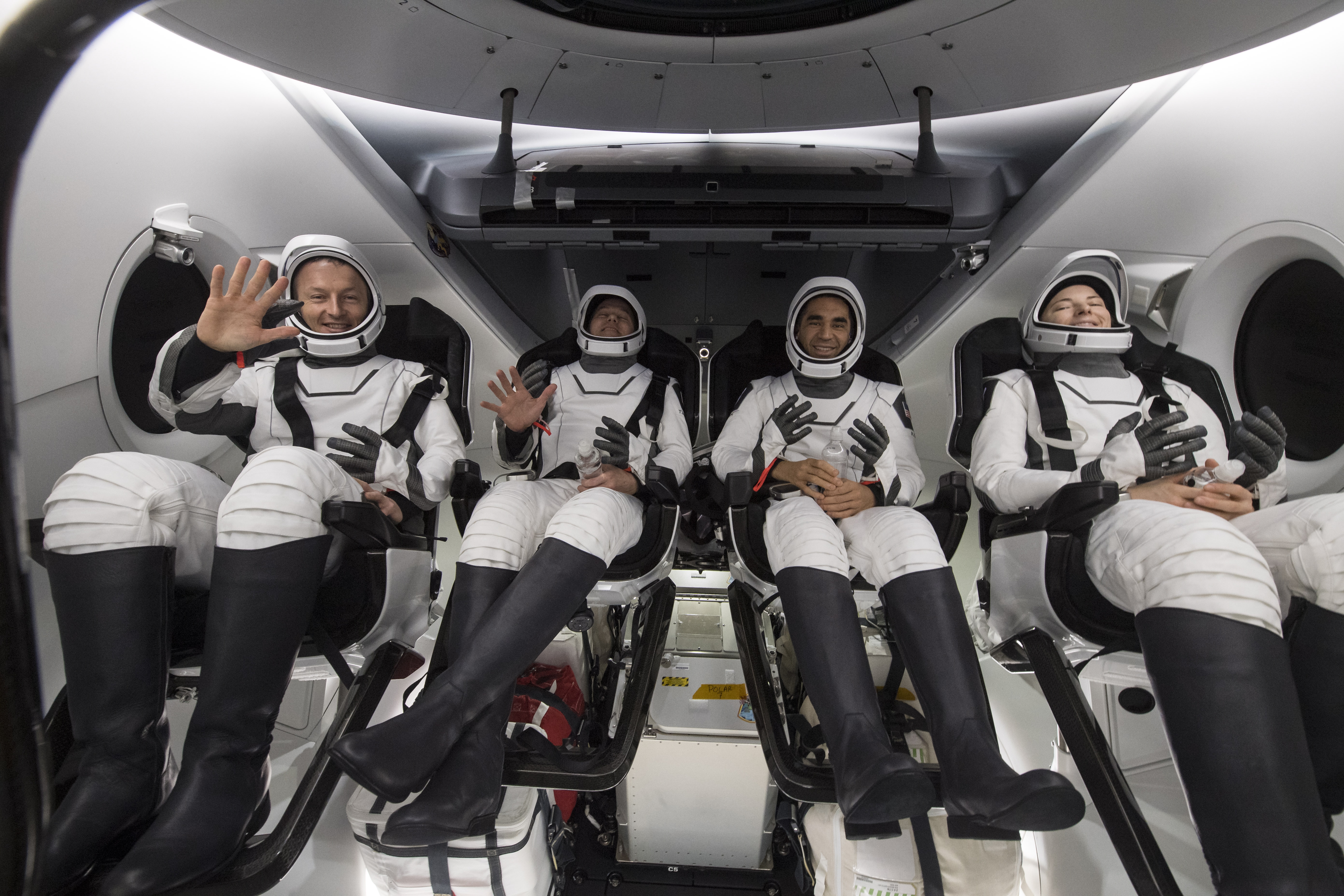 Tampa (Usa), 06/05/2022.- A handout photo made available by NASA shows (L-R) ESA (European Space Agency) astronaut Matthais Maurer, NASA astronauts Tom Marshburn, Raja Chari, and Kayla Barron, sitting inside the SpaceX Crew Dragon Endurance spacecraft onboard the SpaceX Shannon recovery ship shortly after having landed in the Gulf of Mexico off the coast of Tampa, Florida, USA, 06 May 2022. Maurer, Marshburn, Chari, and Barron are returning after 177 days in space as part of Expeditions 66 and 67 aboard the International Space Station. (Estados Unidos) EFE/EPA/NASA/Aubrey Gemignani HANDOUT MANDATORY CREDIT: (NASA/Aubrey Gemignani) HANDOUT EDITORIAL USE ONLY/NO SALES