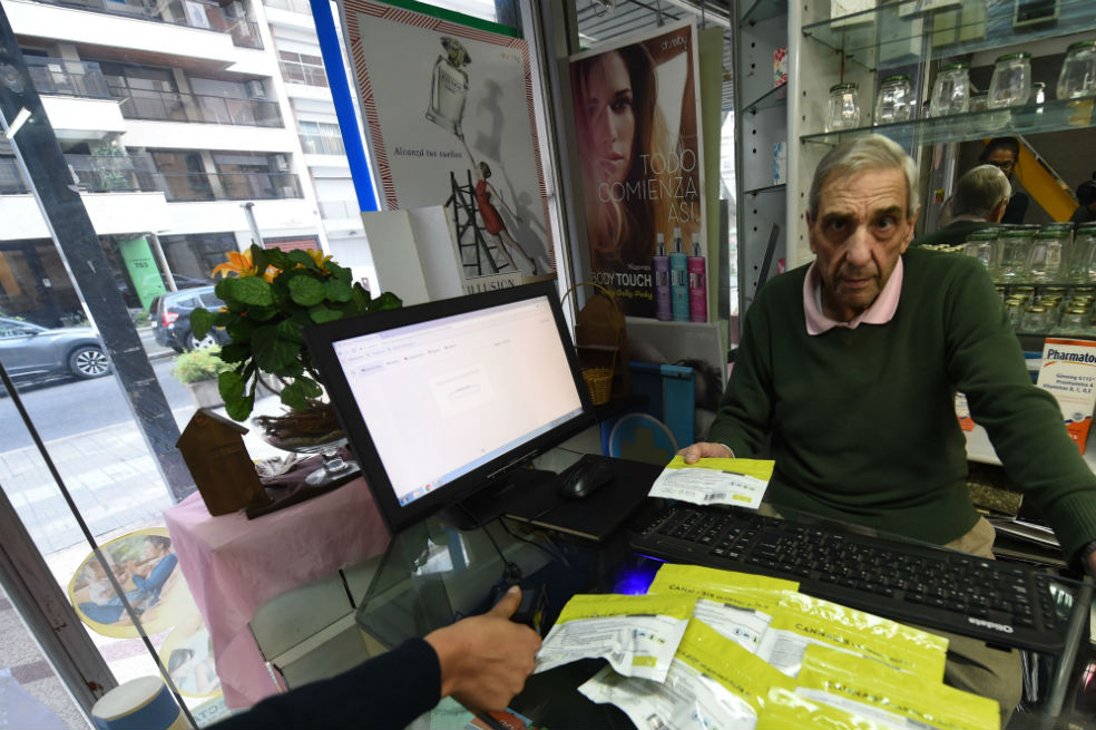 Los uruguayos cumplen un año comprando marihuana en la farmacia