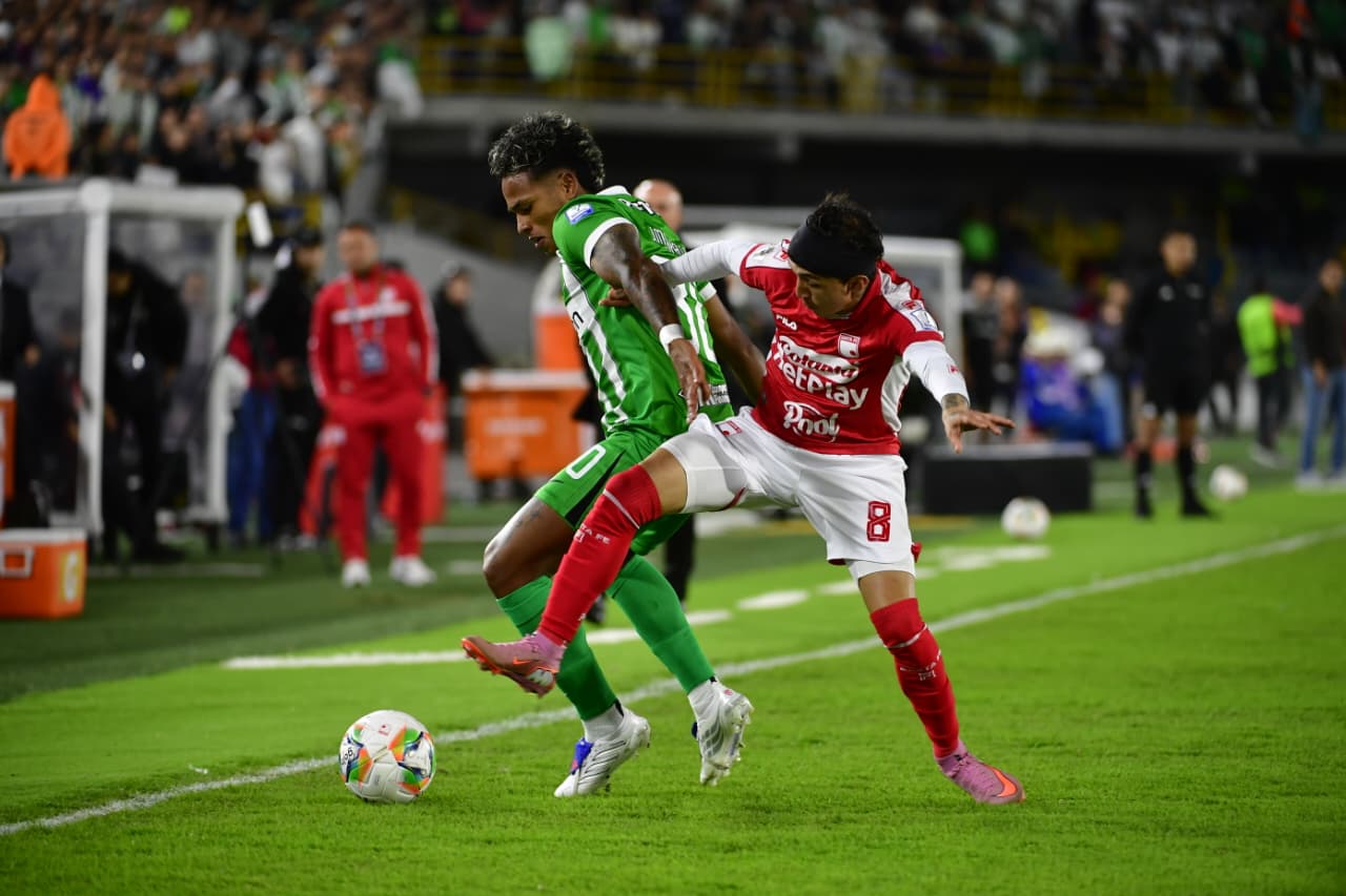 Omar Fernández Frasica (derecha) abrió el marcador en el partido de este miércoles entre Santa Fe y Nacional.