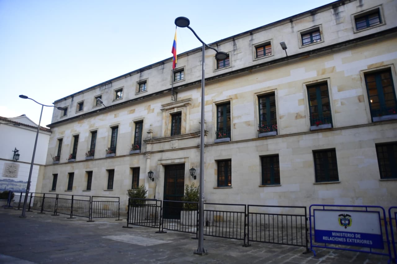 De la Espriella declara insubsistentes a cinco embajadores que no presentaron su renuncia