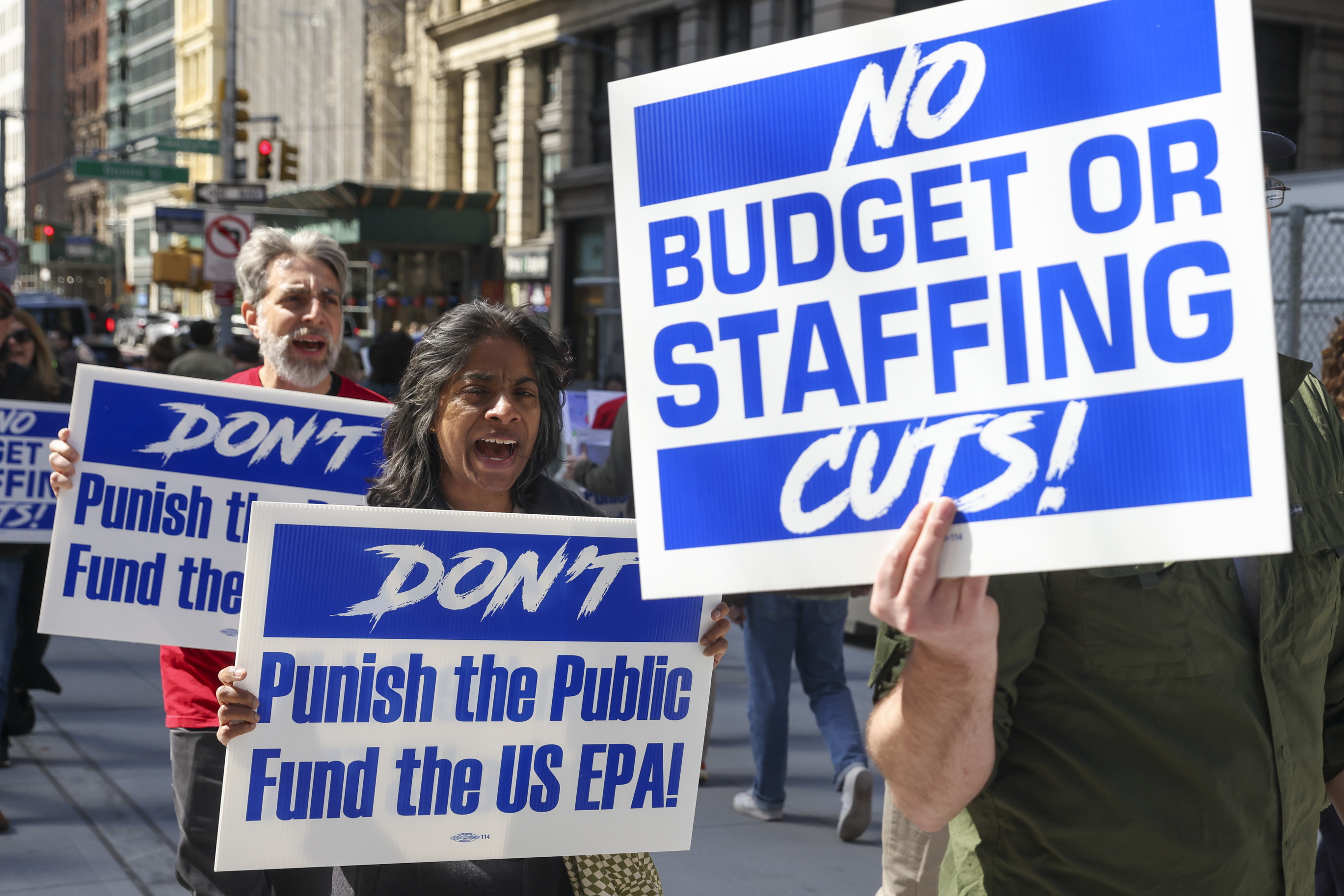 NEW YORK (United States), 25/03/2025.- Federal workers, union workers and allies picket against cuts to federal funding and layoffs by CEO of Tesla and senior advisor to the US president Elon Musk, who is working under the Trump administration as part of the Department of Government Efficiency (DOGE), outside of 26 Federal Plaza in New York, New York, USA, 25 March 2025. (Nueva York) EFE/EPA/SARAH YENESEL