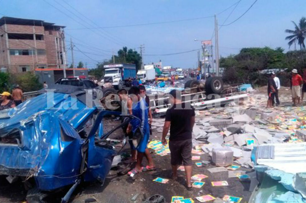 13 personas murieron calcinadas en accidente de tres vehículos en Perú