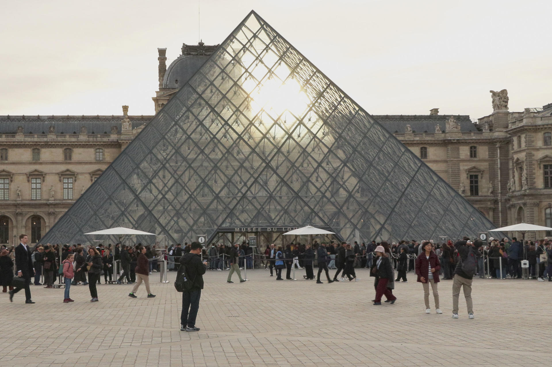 Museo del Louvre refuerza seguridad con cámaras y policía permanente después del robo