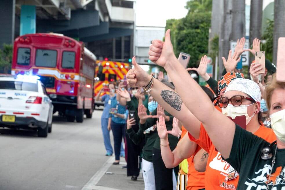 En Miami les hicieron un desfile a los policías y bomberos, pero sin la distancia de seguridad