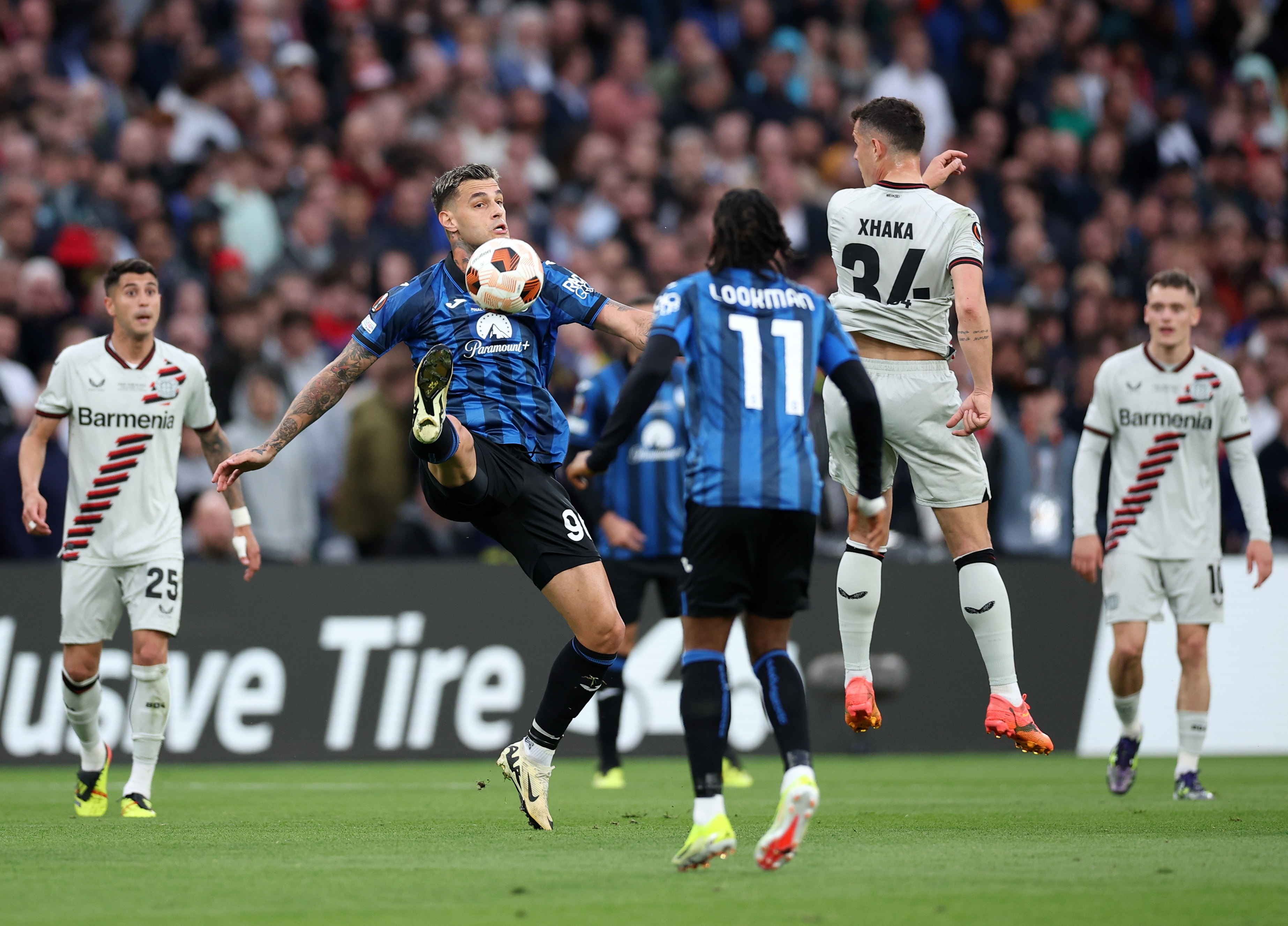 Dublin (Ireland), 22/05/2024.- Gianluca Scamacca (L) of Atalanta and Granit Xhaka (R) of Leverkusen in action during the UEFA Europa League Final soccer match of Atalanta BC against Bayer 04 Leverkusen, in Dublin, Ireland, 22 May 2024. (Irlanda) EFE/EPA/ADAM VAUGHAN