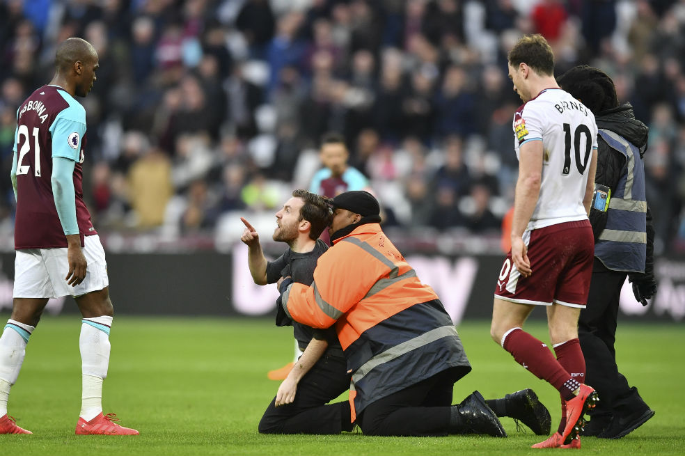 Hinchas del West Ham intentaron agredir a los jugadores del equipo en la cancha