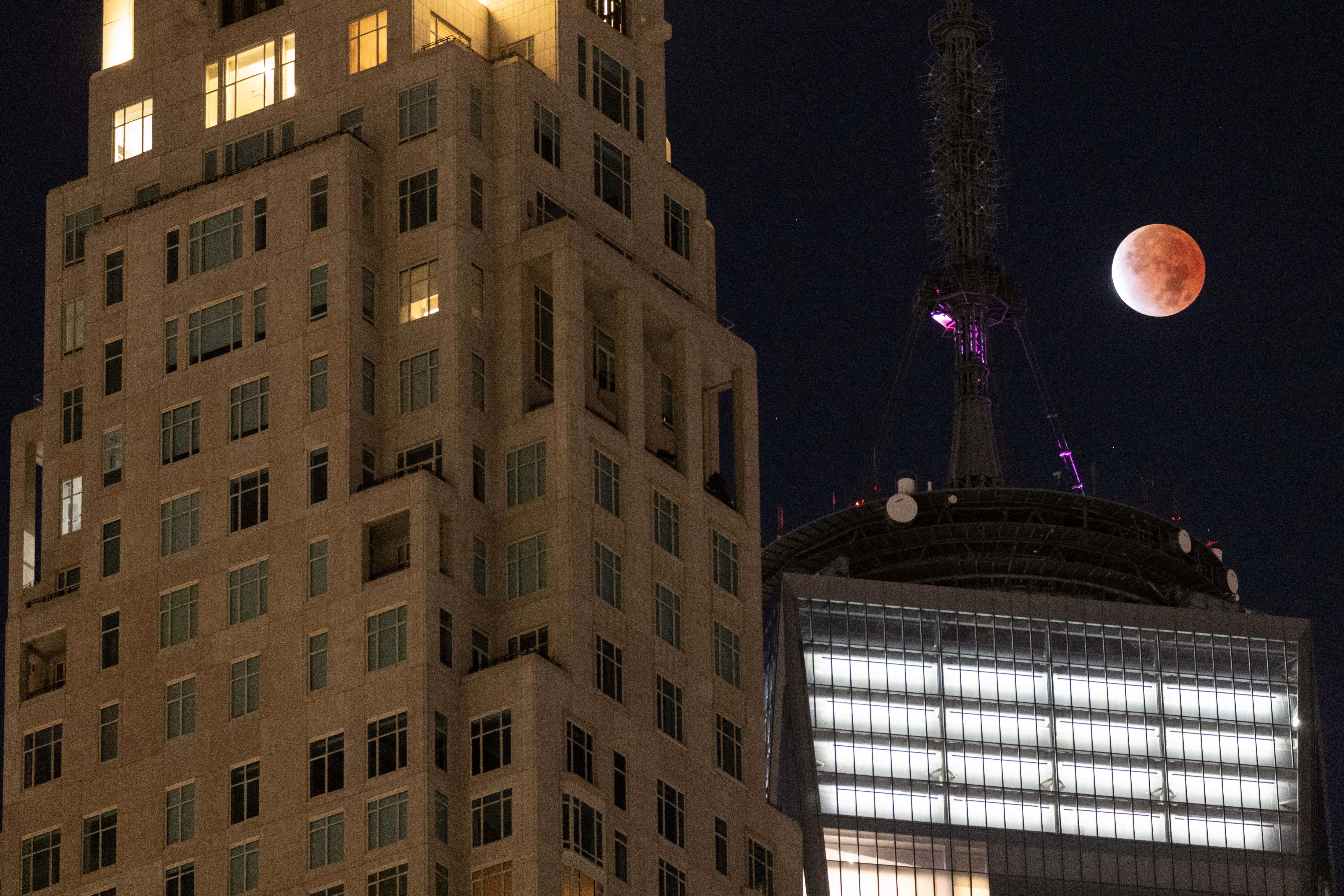 Las increíbles fotos del último eclipse lunar del 2021. Así se vio en el mundo