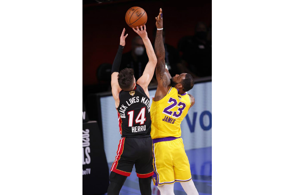 Los Lakers se ponen el traje de Kobe para rematar las Finales de la NBA