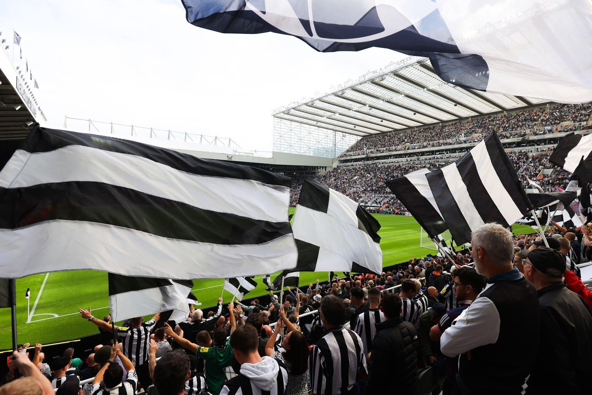 Hincha de Newcastle fue apuñalado previo al juego contra Milan por Champions
