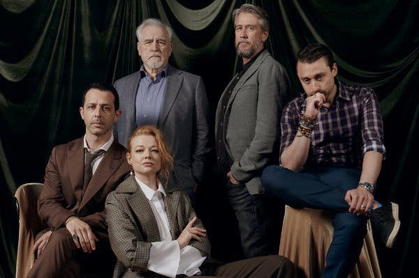 “Succession”: Logan Roy y sus cuatro hijos forman una poderosa dinastía que controla uno de los conglomerados de medios y entretenimiento más grandes del mundo. En la serie se siguen sus vidas mientras el potencial retiro del patriarca afecta las relaciones de la familia y de la compañía. Fue galardona en siete categorías en los Emmy 2020, el más destacado es el de Mejor Serie Dramática.
