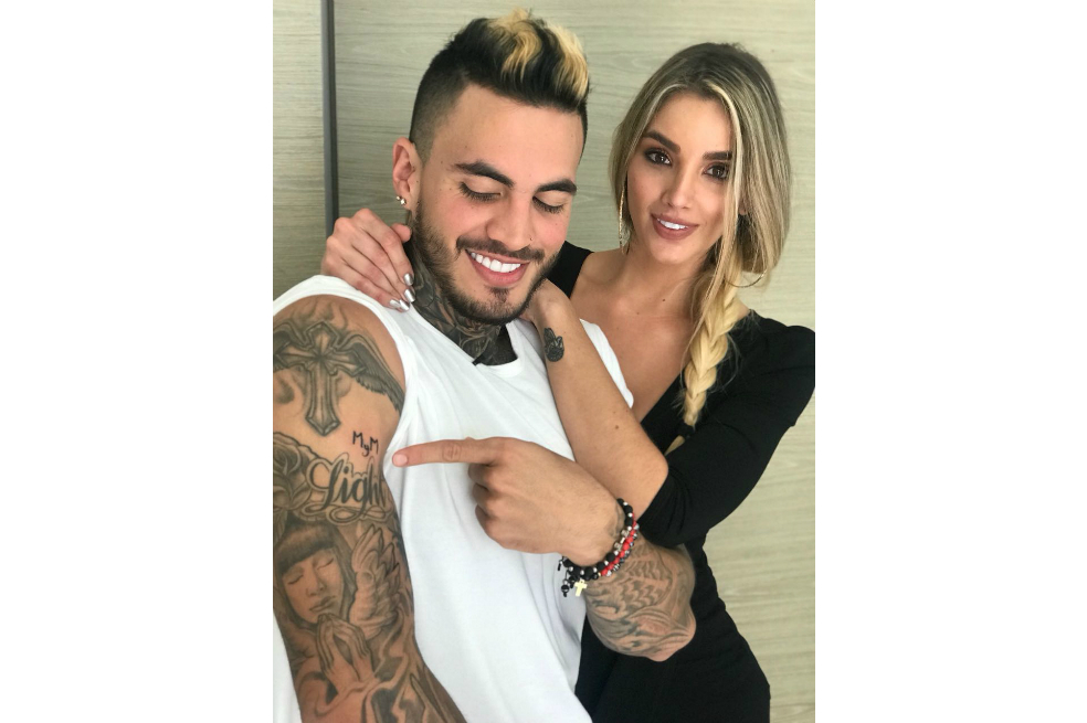 A Melina Ramírez, una de las protagonistas de "La vuelta al mundo en 80 risas", no le tembló la mano a la hora de tatuar a su novio Mateo.  / Cortesía Caracol Televisión